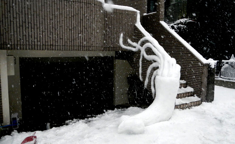雪で作ったダイオウイカのアート。すごいっ！！！