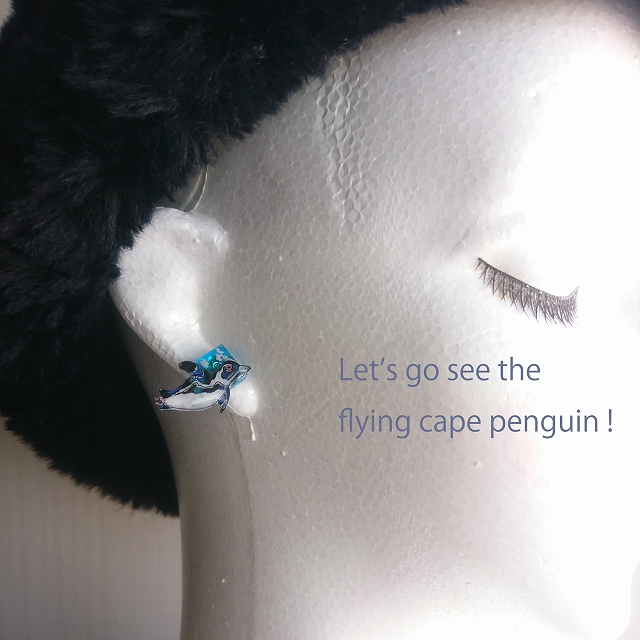 空飛ぶケープペンギンピアスを着用イメージ